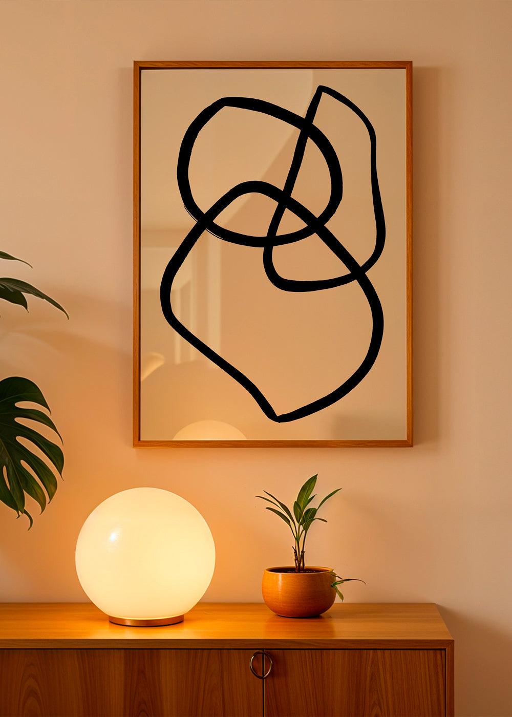 Minimalistisk billede med organiske sorte linjer