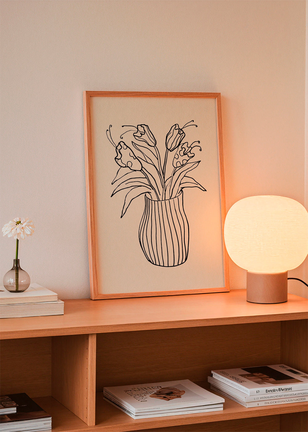 Botanisk plakat: vase med tulipaner linjetegning