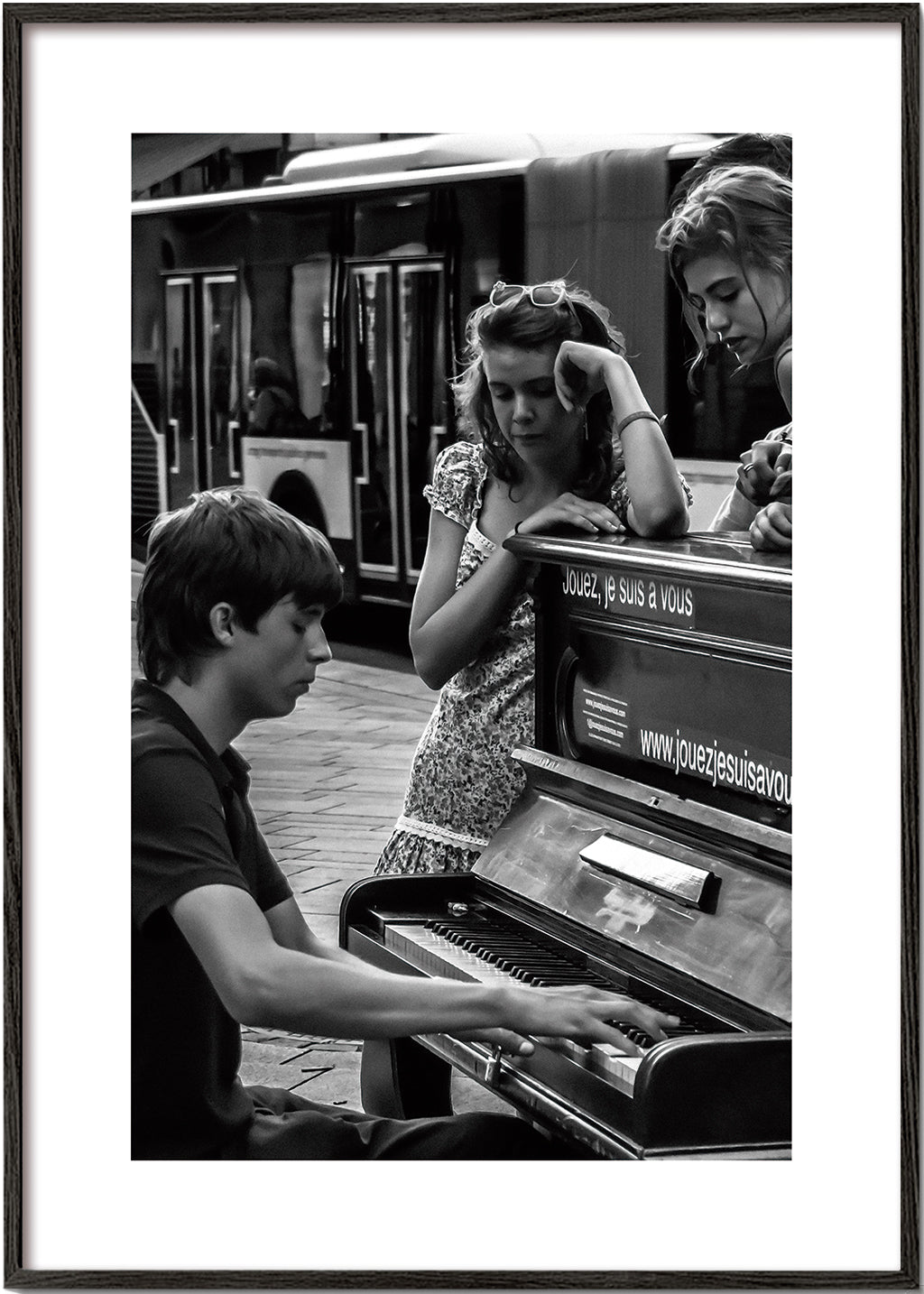 Gadefotografi: pianist ved sporvognen