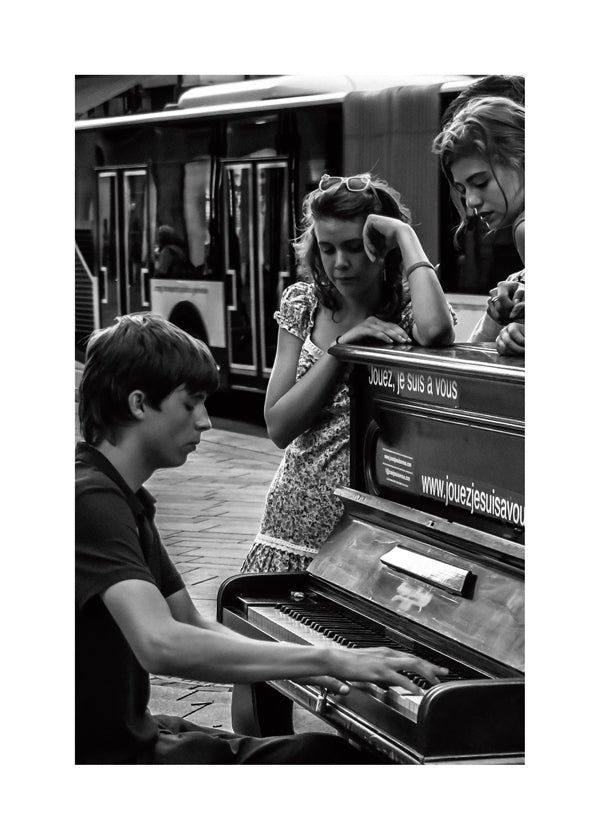 Gadefotografi: pianist ved sporvognen