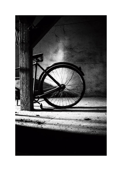 Fotografi af cykel indendørs