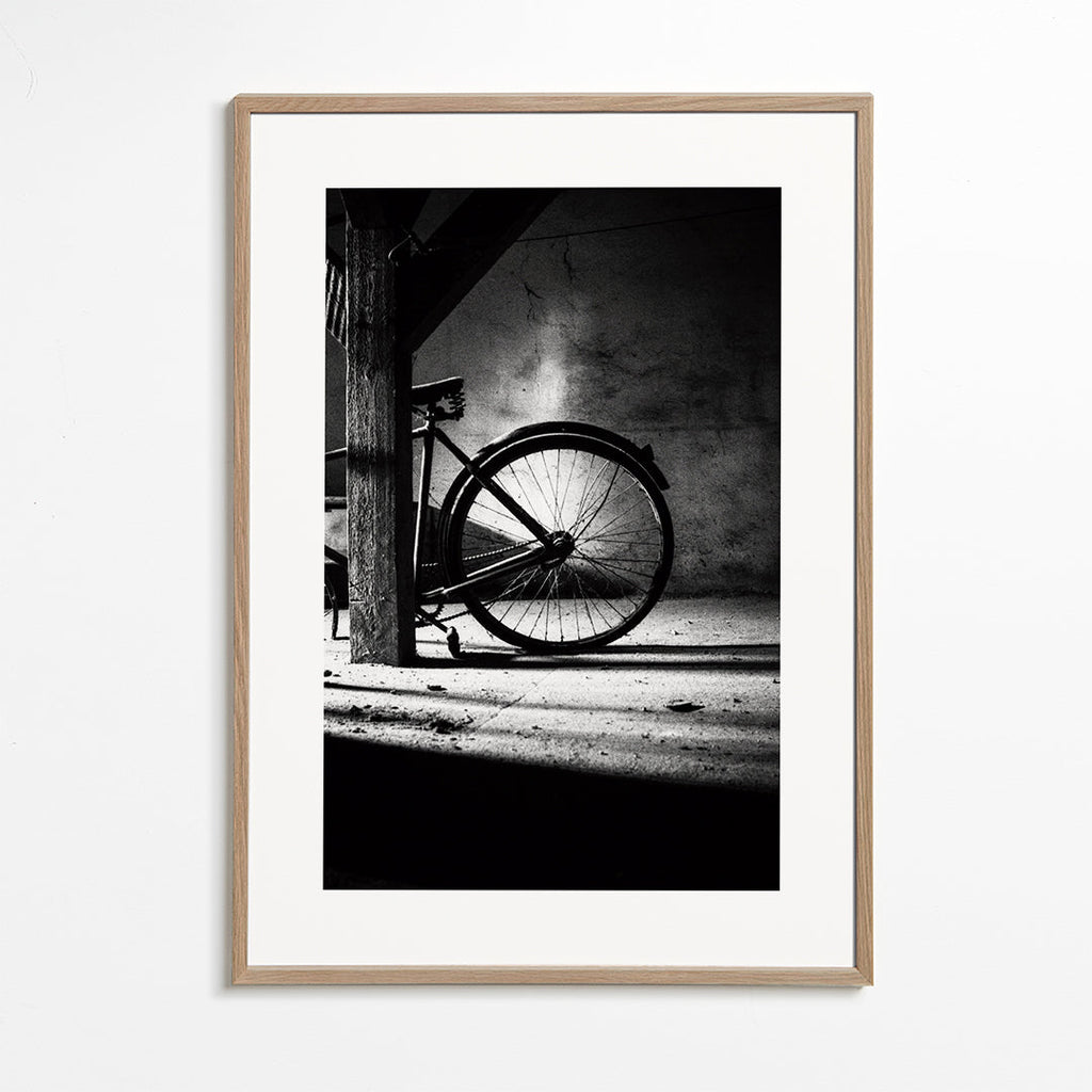 Fotografi af cykel indendørs