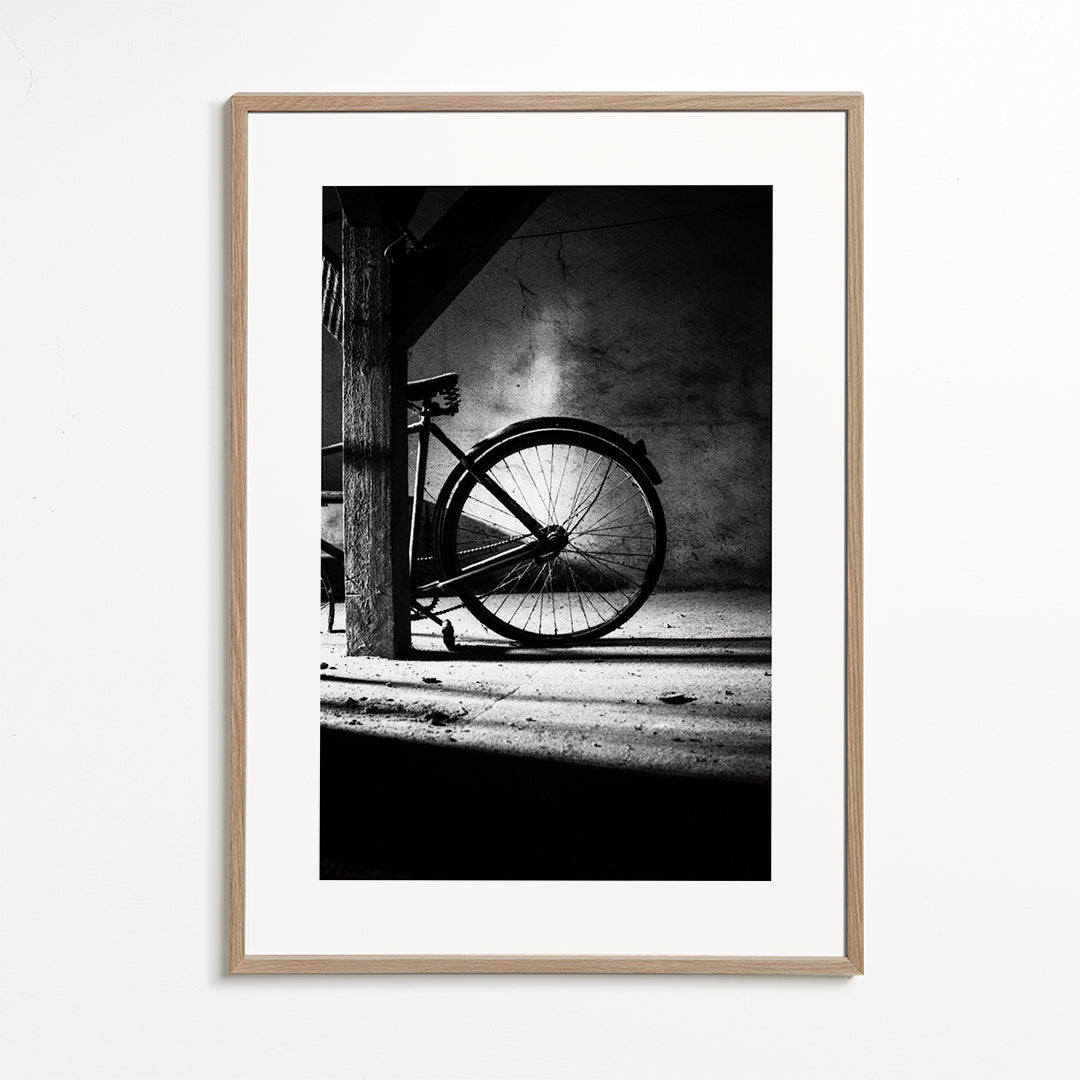 Fotografi af cykel indendørs