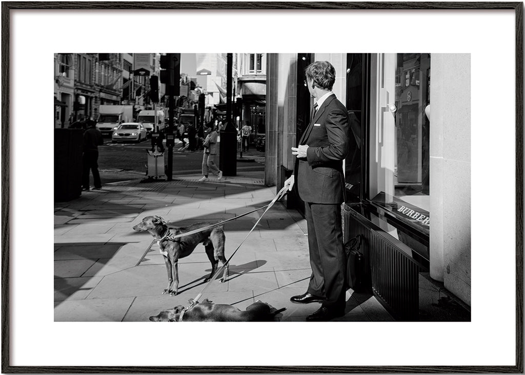 Gadefoto mand med hund