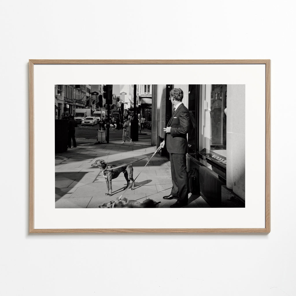 Gadefoto mand med hund