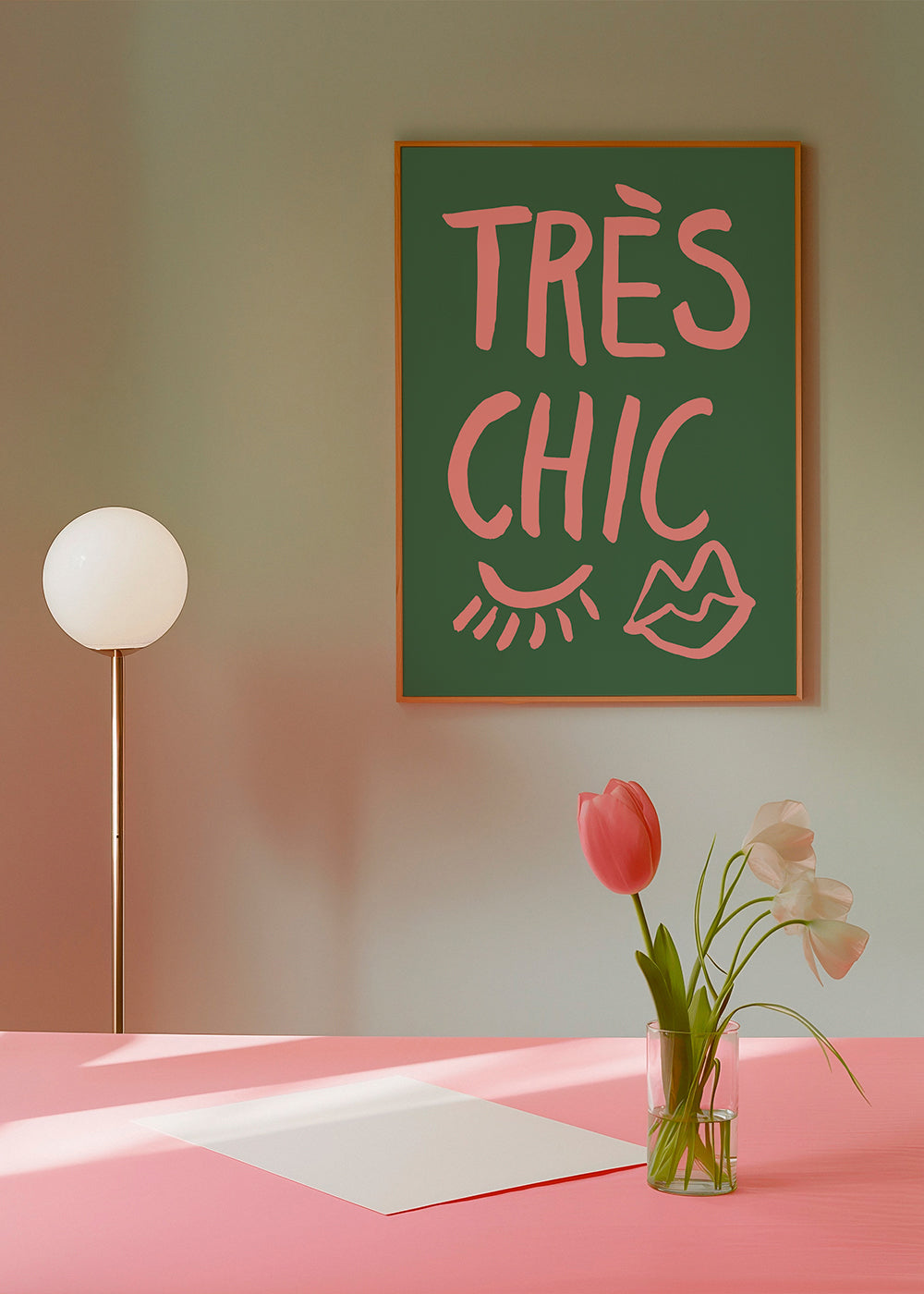 Illustration Très Chic rosa på grøn baggrund