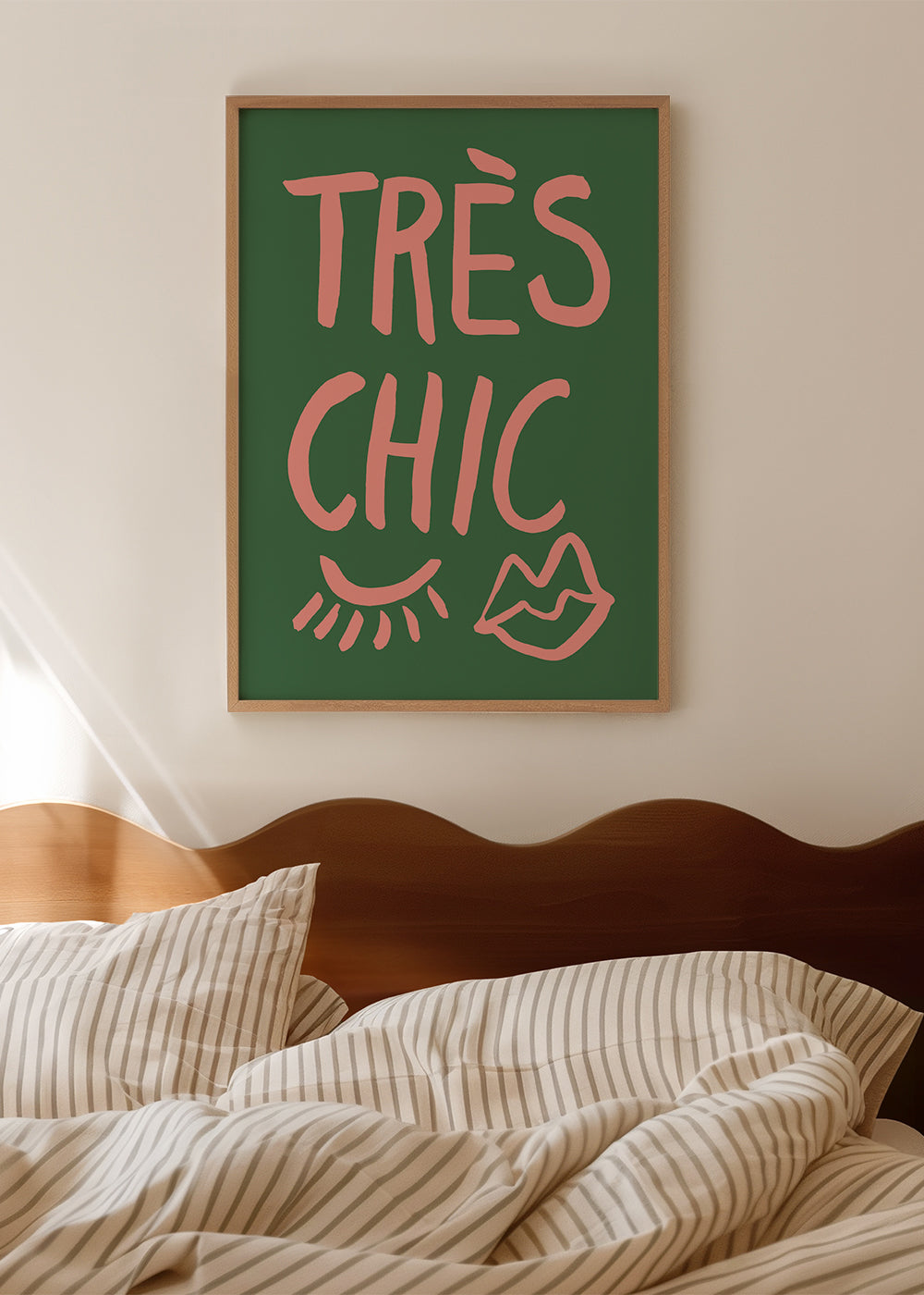 Illustration Très Chic rosa på grøn baggrund