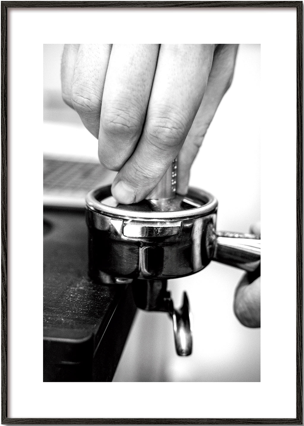 Køkkenkunst: hænder der tamper espresso tæt på