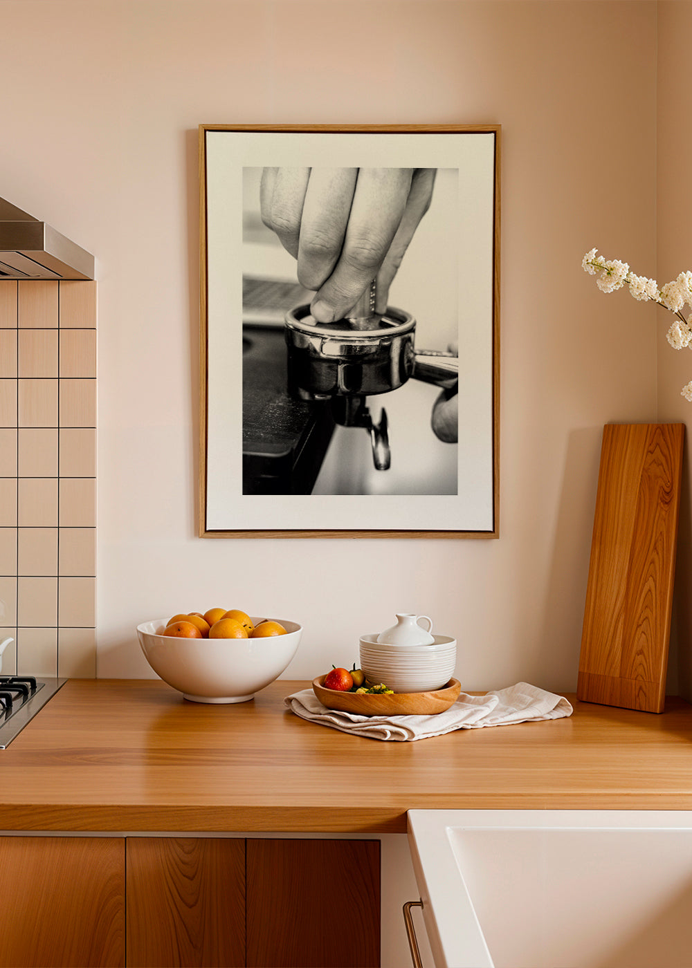 Køkkenkunst: hænder der tamper espresso tæt på