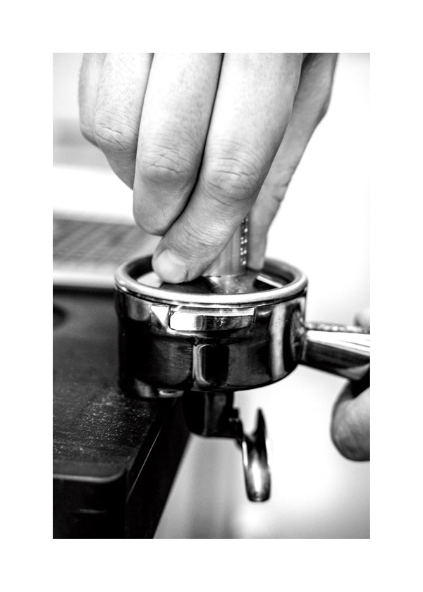 Køkkenkunst: hænder der tamper espresso tæt på