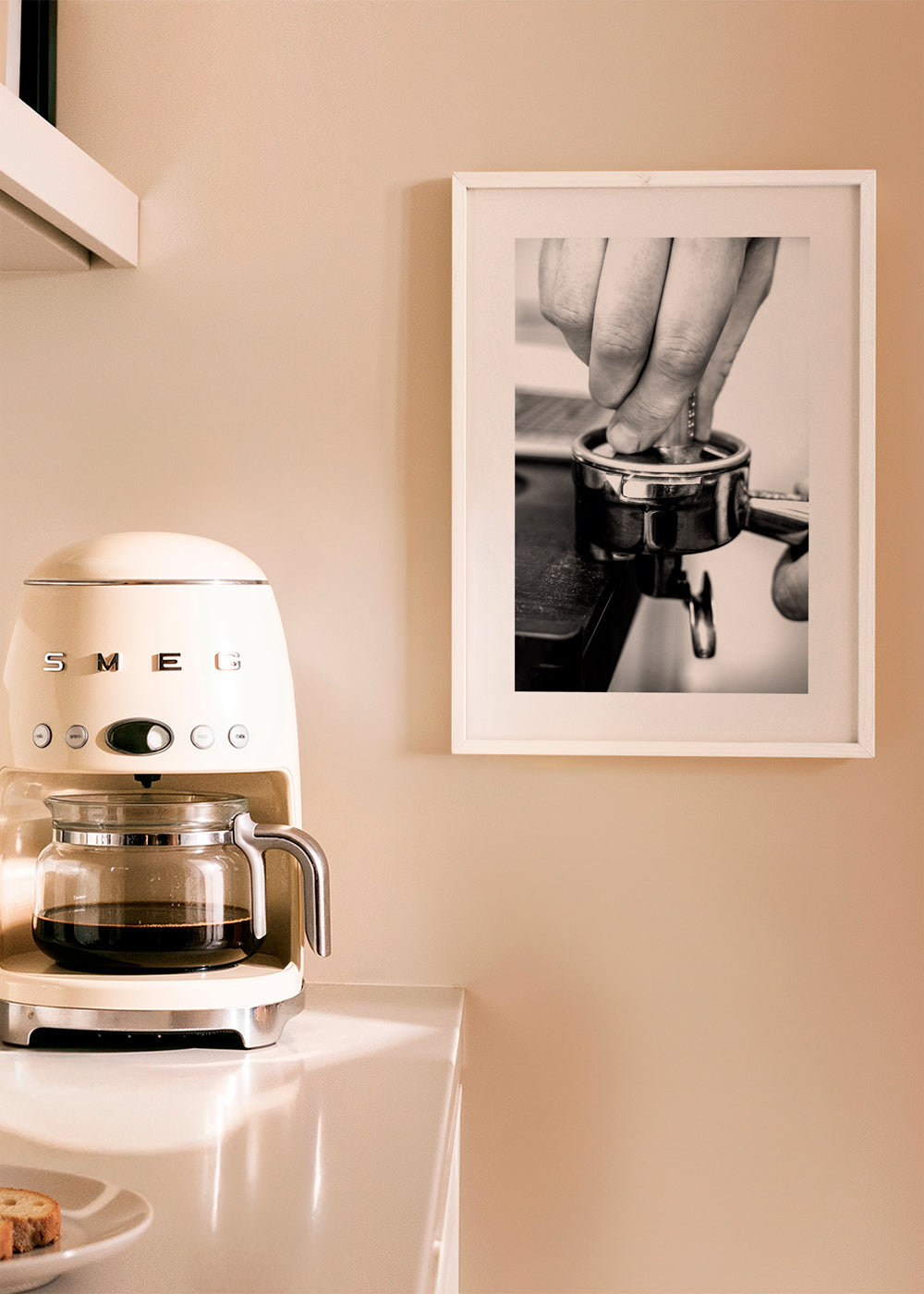 Køkkenkunst: hænder der tamper espresso tæt på