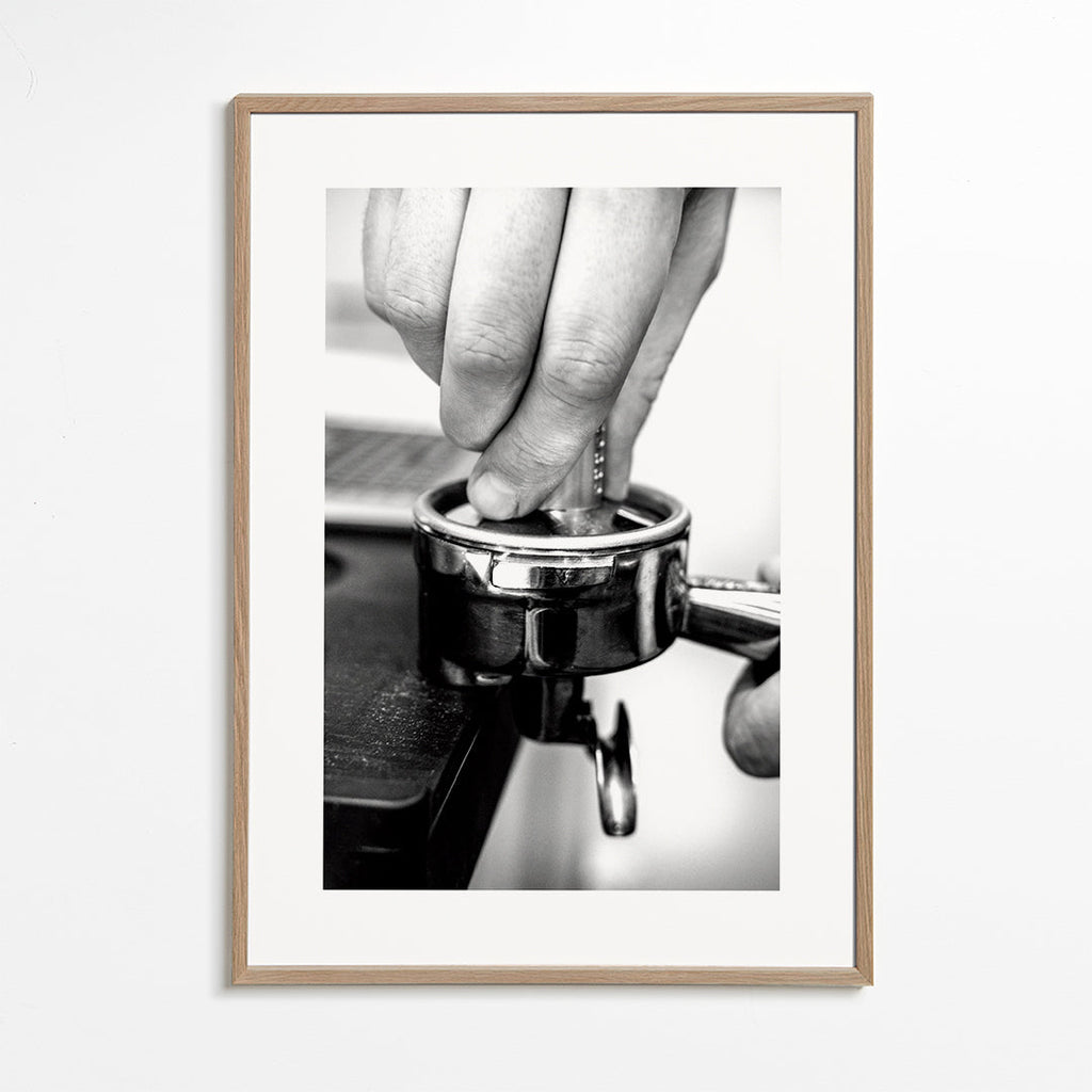 Køkkenkunst: hænder der tamper espresso tæt på