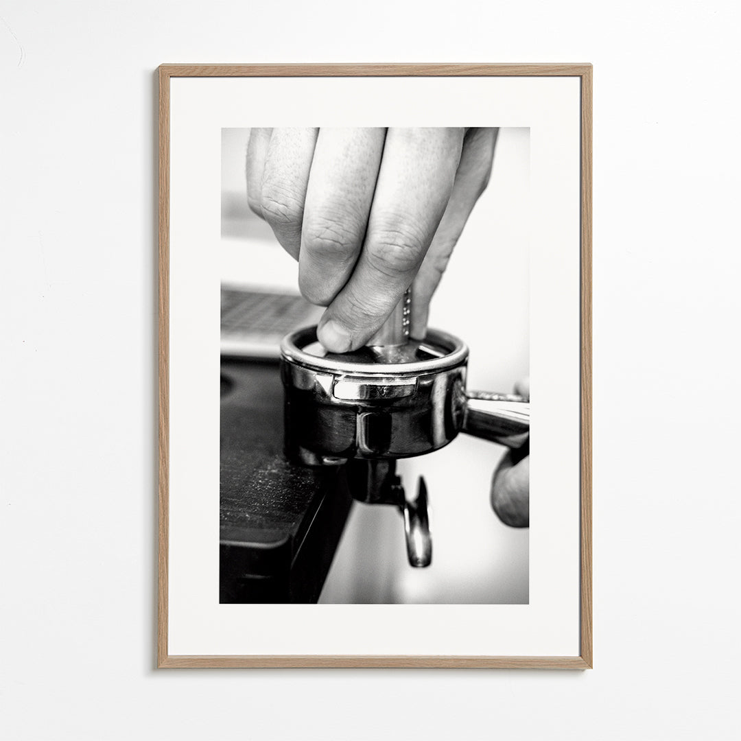 Køkkenkunst: hænder der tamper espresso tæt på