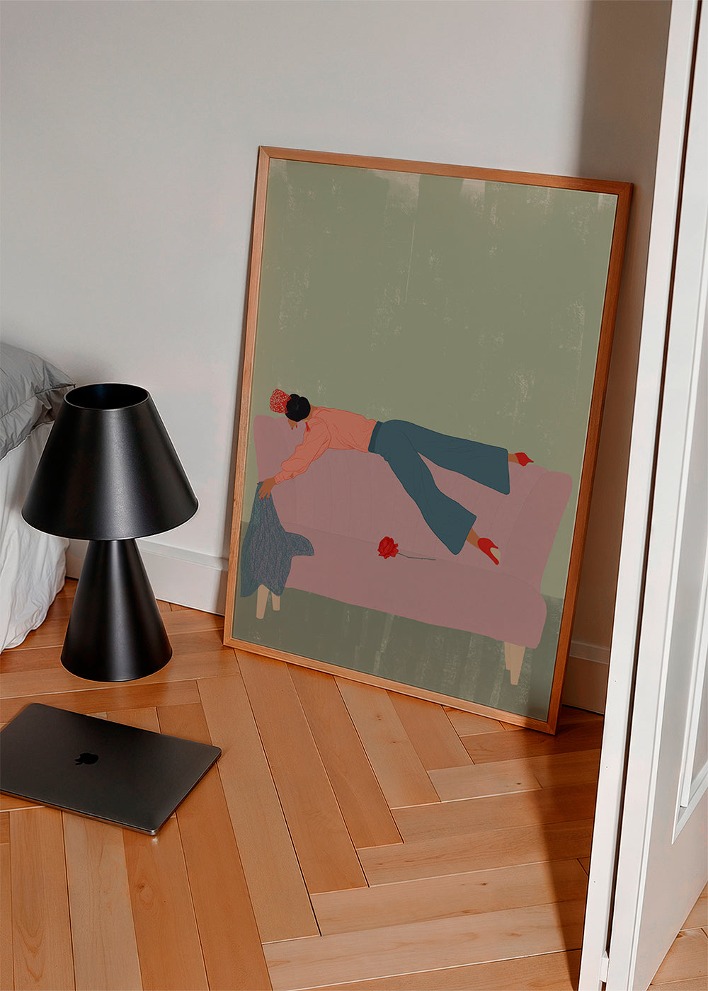 Illustration af figur liggende på rosa sofa