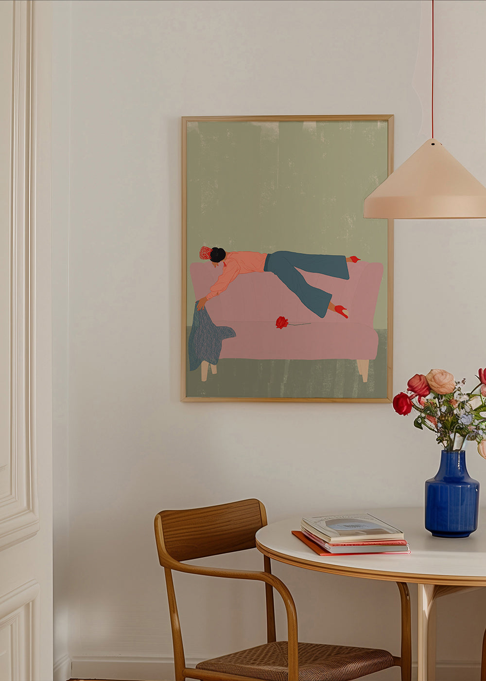 Illustration af figur liggende på rosa sofa