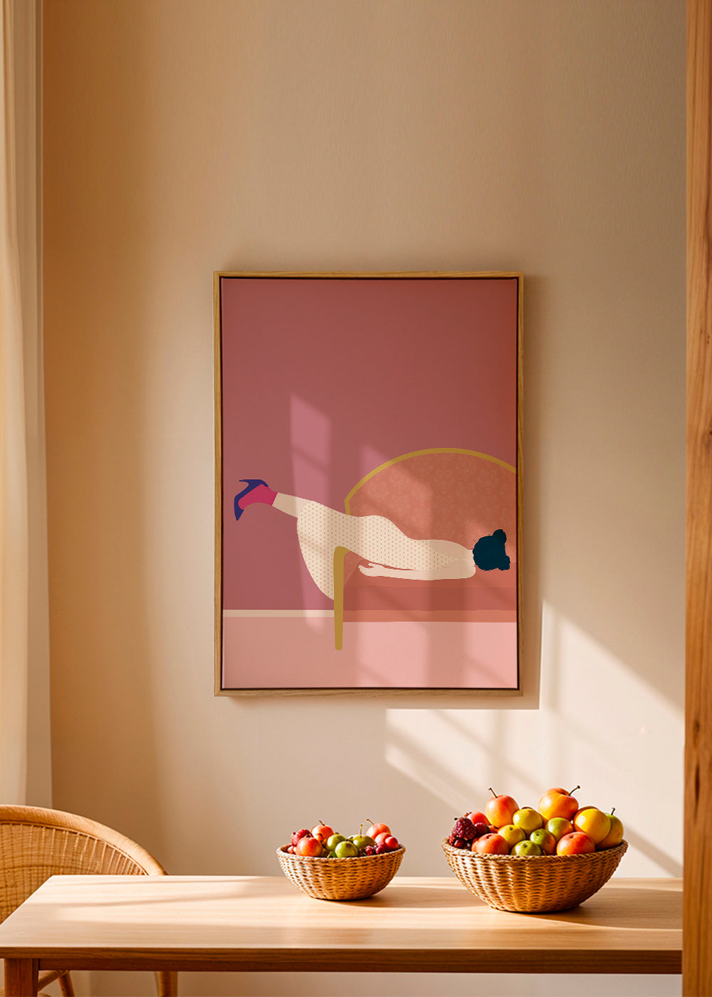 Illustration kvinde på rosa sofa