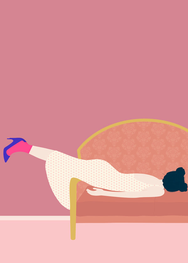 Illustration kvinde på rosa sofa