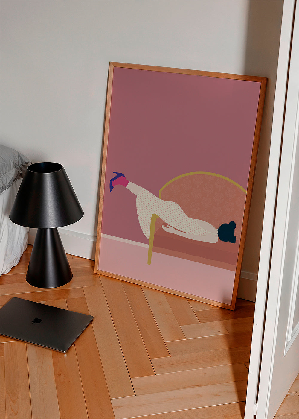 Illustration kvinde på rosa sofa