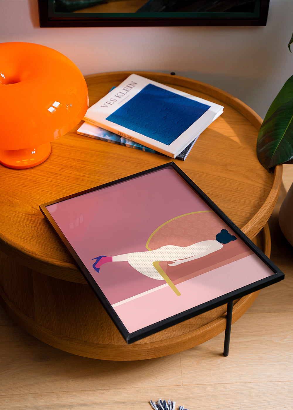 Illustration kvinde på rosa sofa