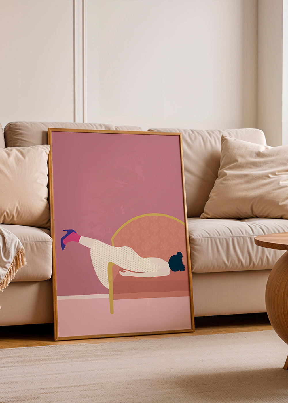 Illustration kvinde på rosa sofa
