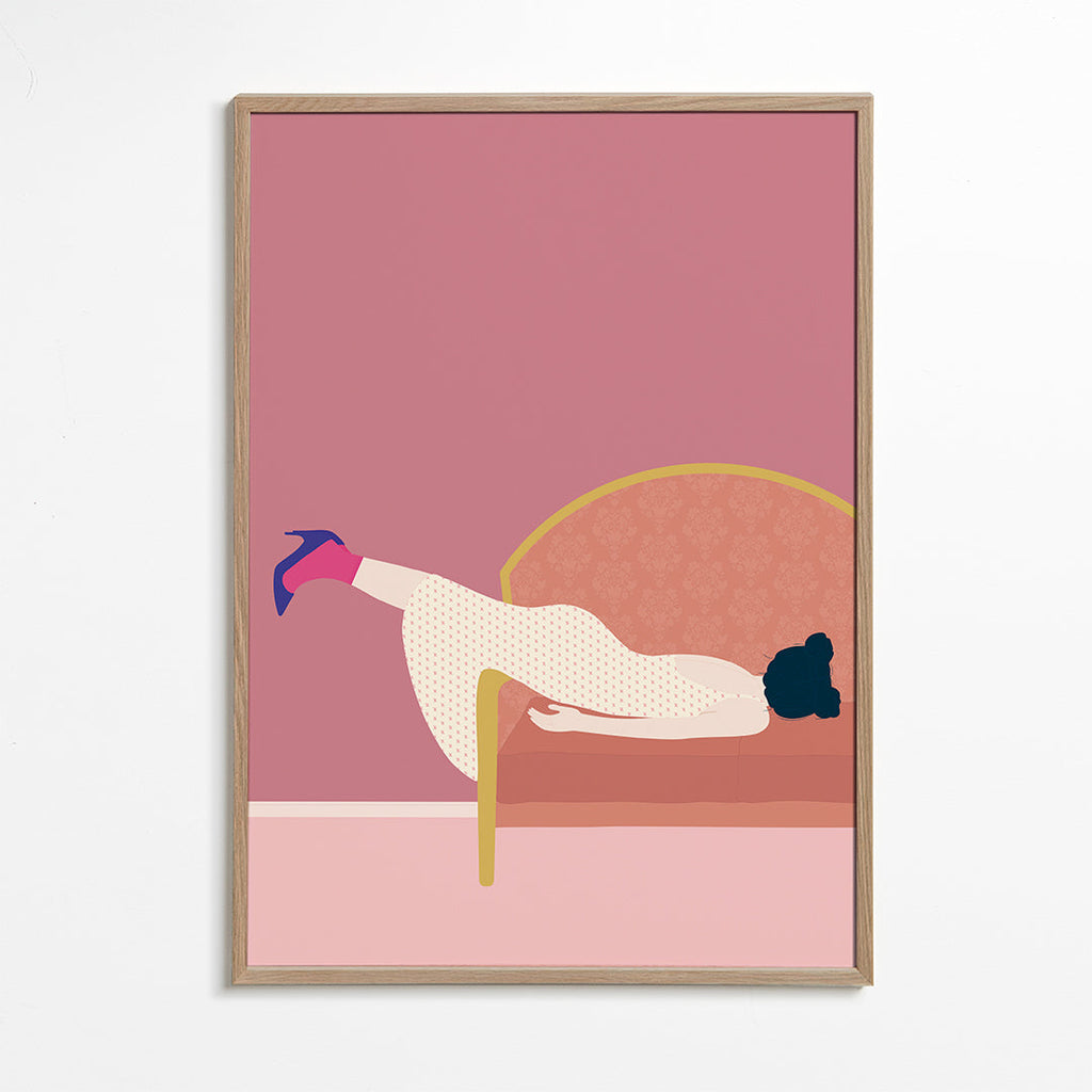 Illustration kvinde på rosa sofa