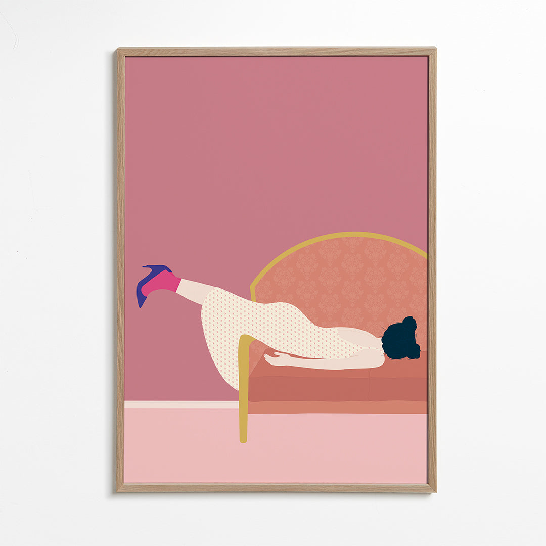 Illustration kvinde på rosa sofa