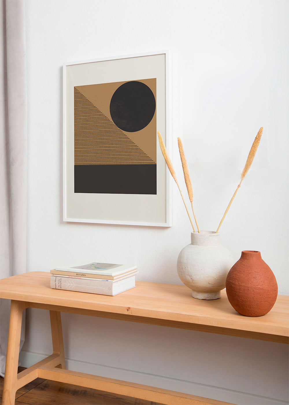 Geometrisk plakat med cirkel og diagonale streger