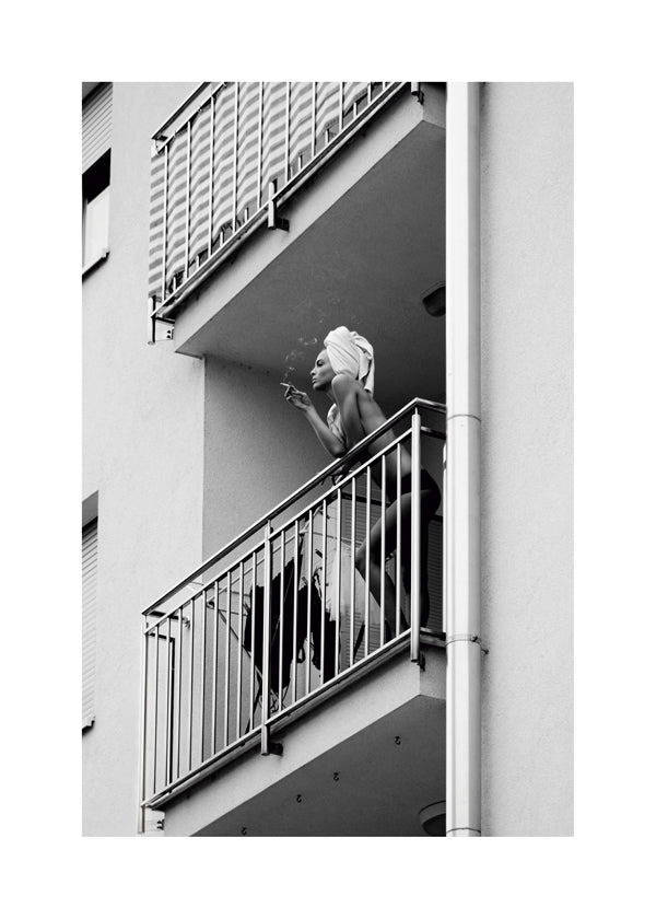 Fotografi af balkonøjeblik i sort-hvid