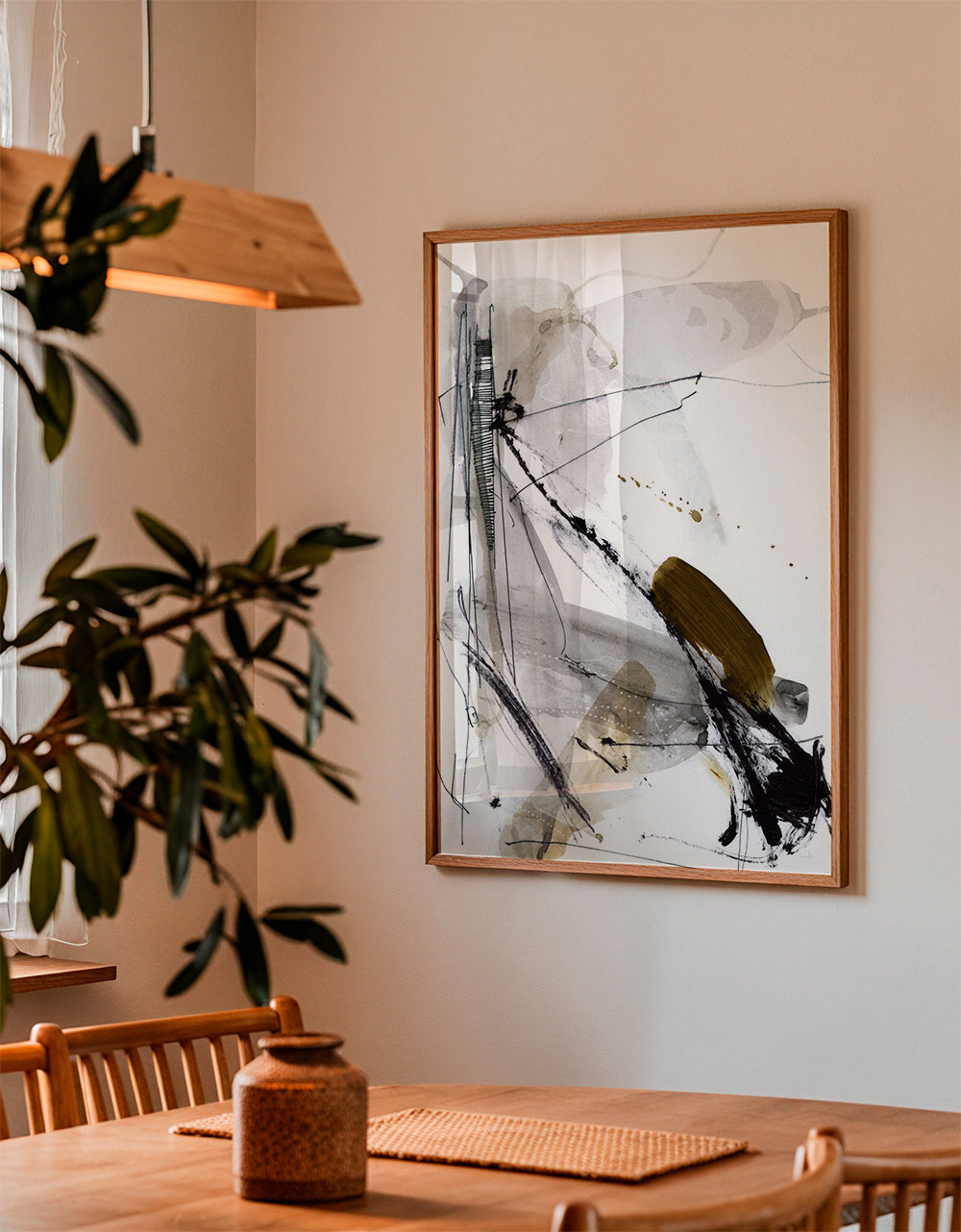 Abstrakt billede med sorte streger og beige vaske