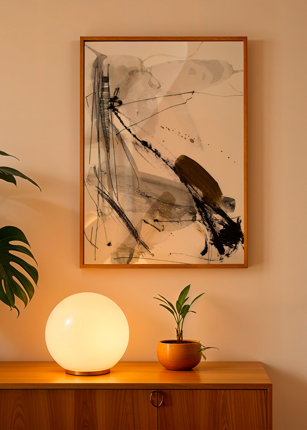 Abstrakt billede med sorte streger og beige vaske
