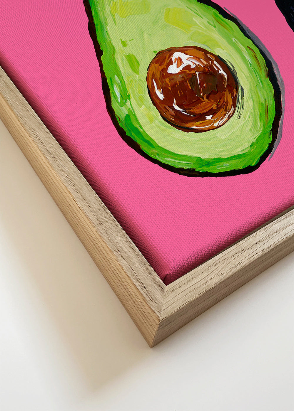 Køkkenkunst: avocado på lyserød baggrund