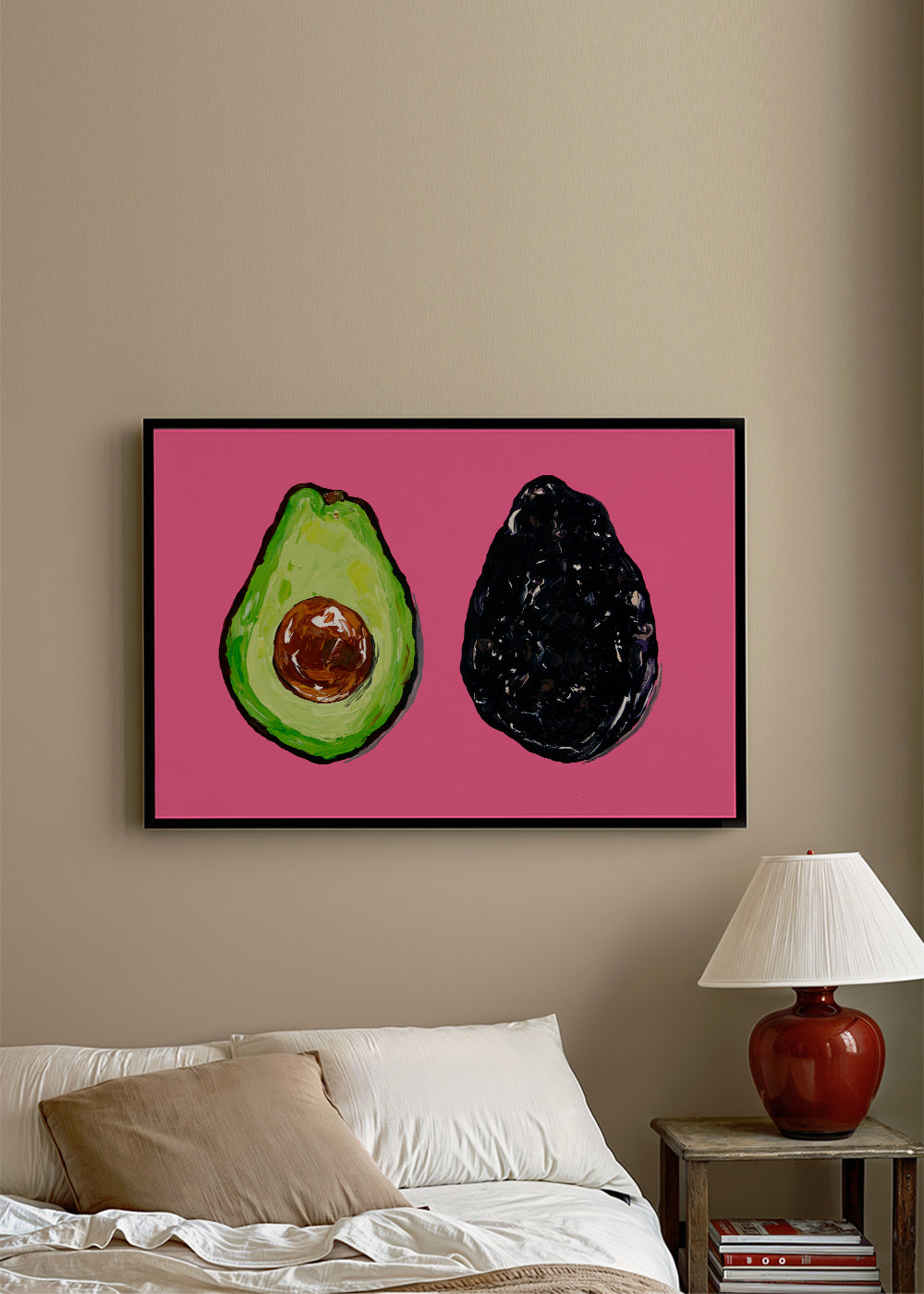 Køkkenkunst: avocado på lyserød baggrund