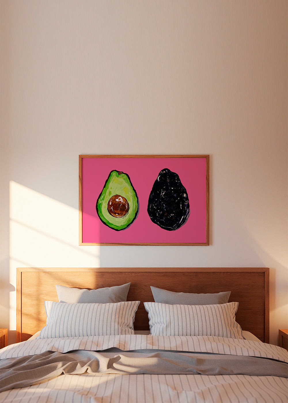 Køkkenkunst: avocado på lyserød baggrund