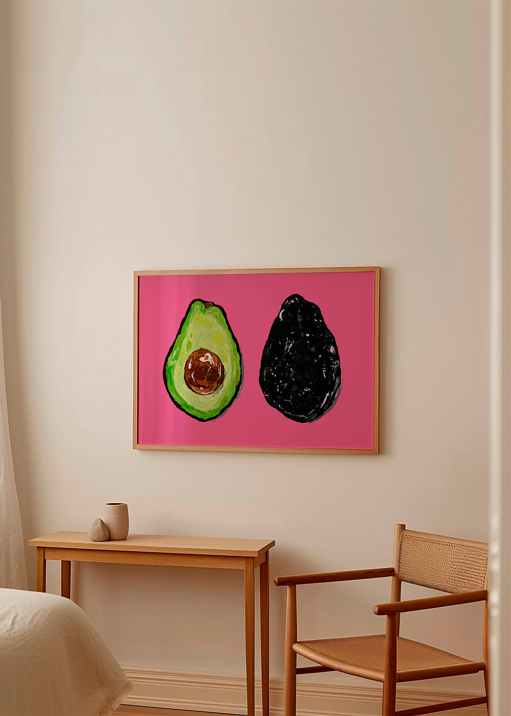 Køkkenkunst: avocado på lyserød baggrund