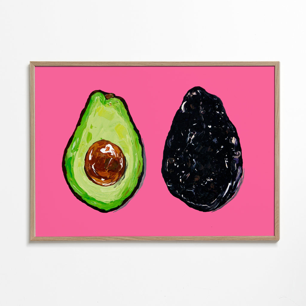Køkkenkunst: avocado på lyserød baggrund
