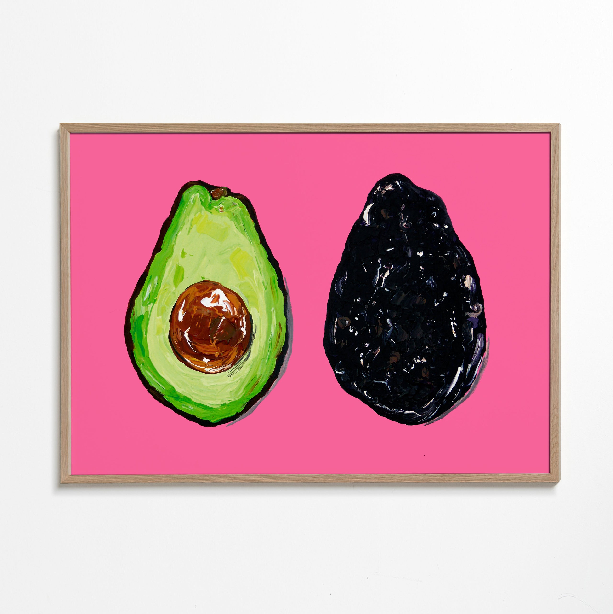Køkkenkunst: avocado på lyserød baggrund