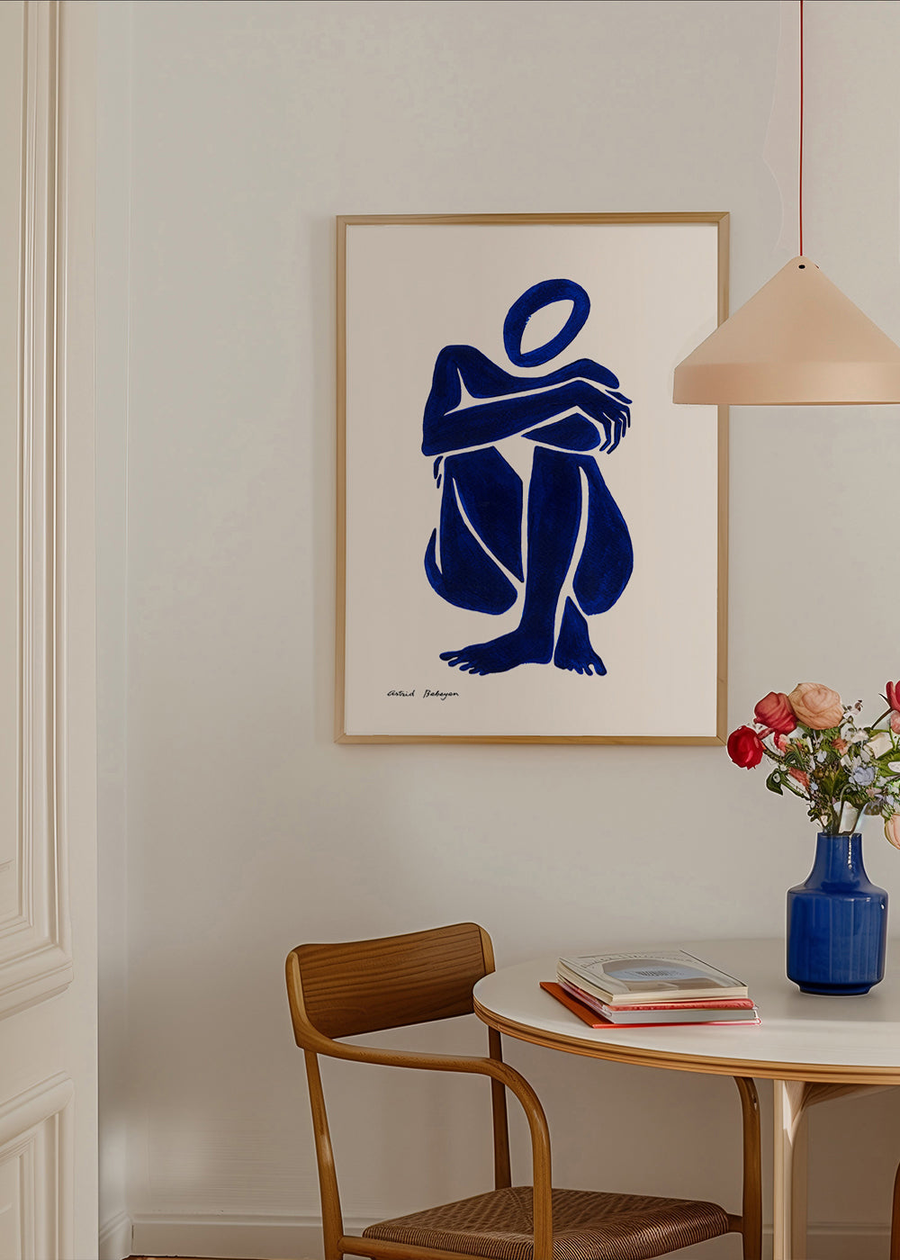 Abstrakt kunst med siddende blå figur