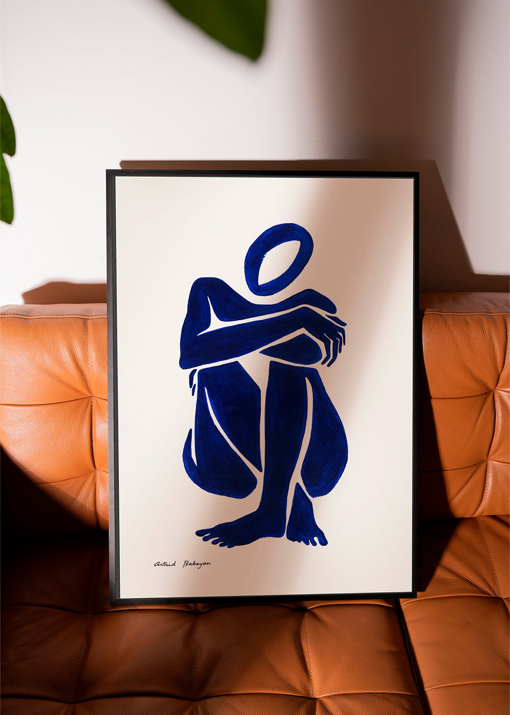 Abstrakt kunst med siddende blå figur