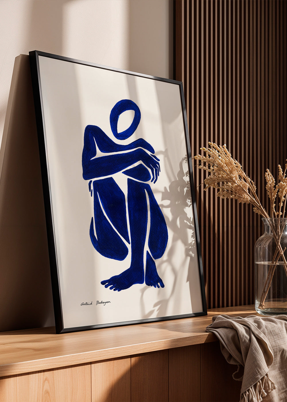Abstrakt kunst med siddende blå figur