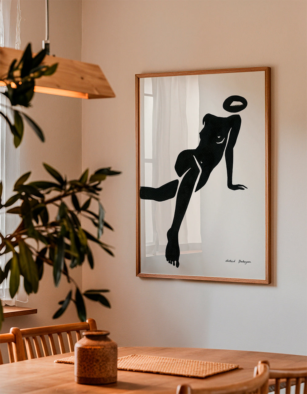 Sort-hvid kunst med liggende kvindesilhuet
