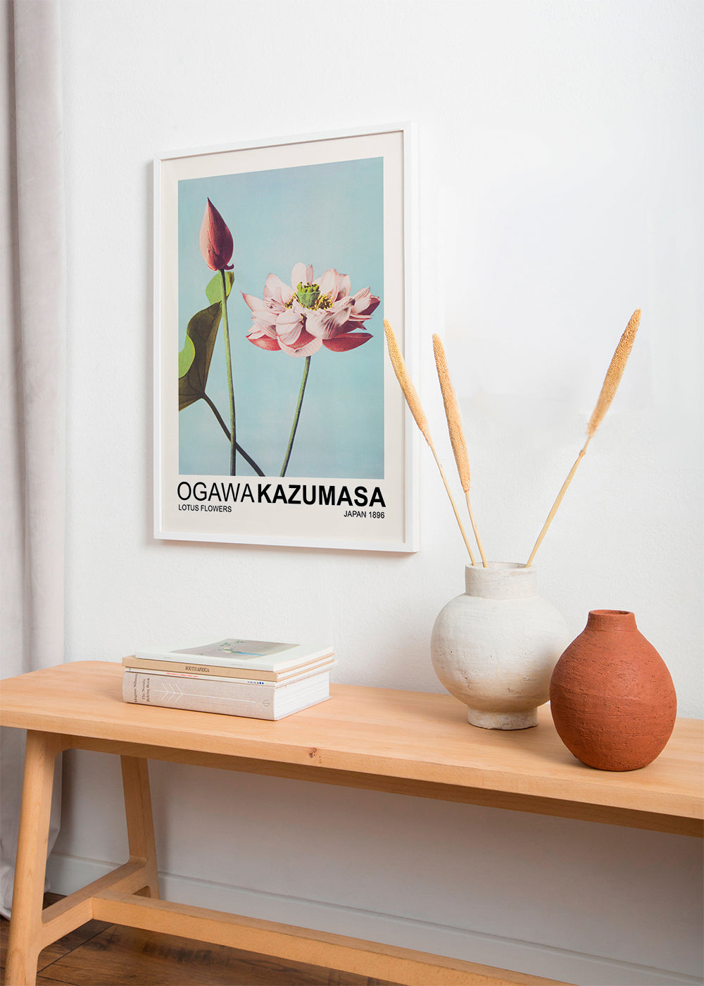 Botanisk plakat: lyserød lotus mod blå himmel