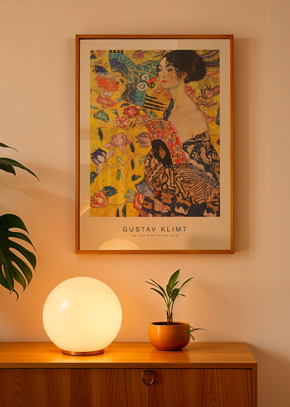 Vintage plakat: dame med vifte og blomstermotiver