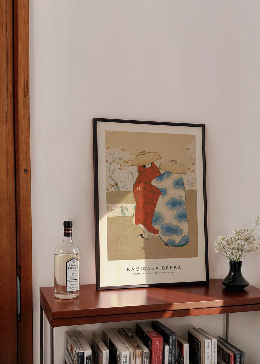 Japansk illustration med kimonoer og kirsebærblomster