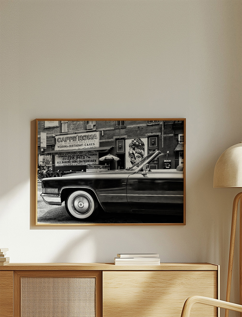 Fotografi af klassisk bil og urbant murmaleri