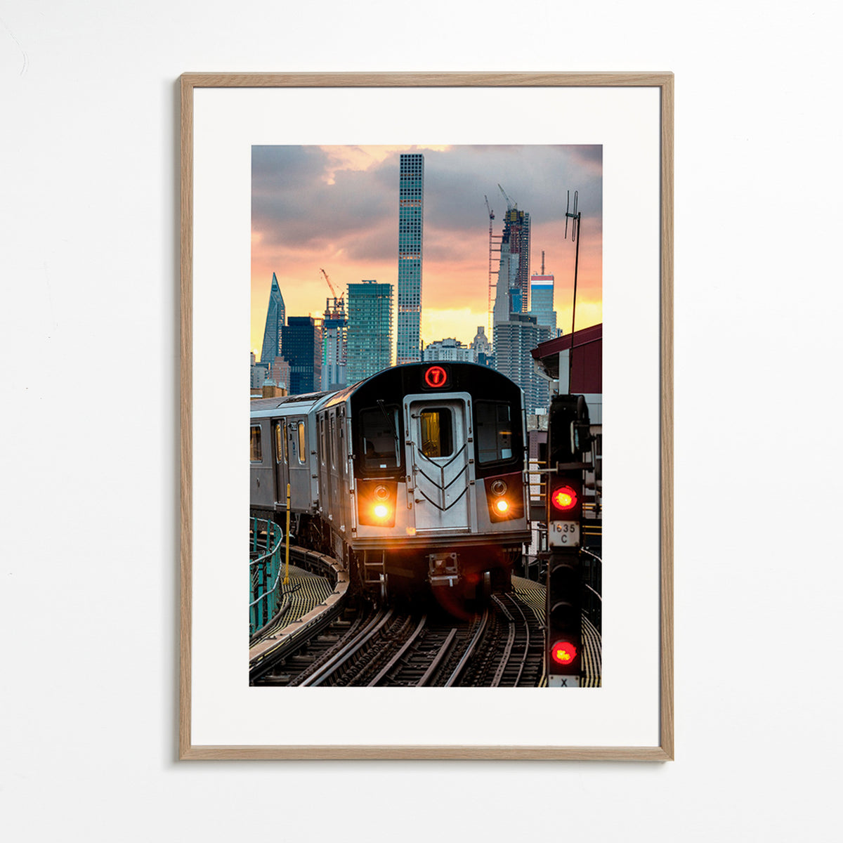 Rejseplakat: Metro 7 ved solnedgang – Oak Frame