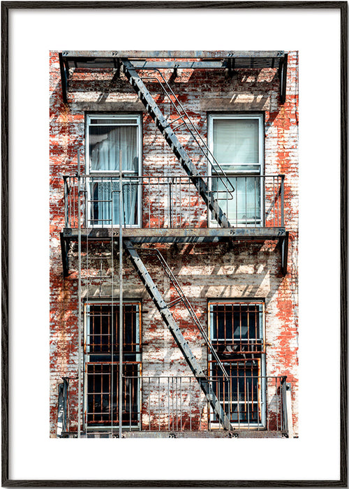 Fotografi af facade med brandstige – Black Frame