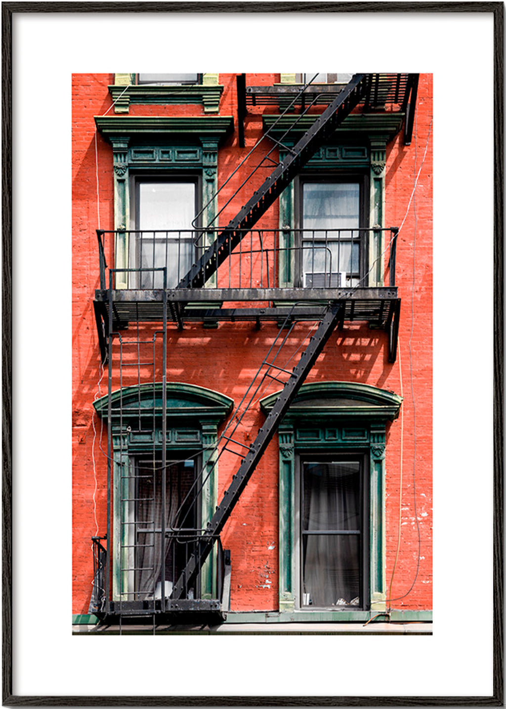 Byplakat: NY-facade med nødtrappe – Black Frame