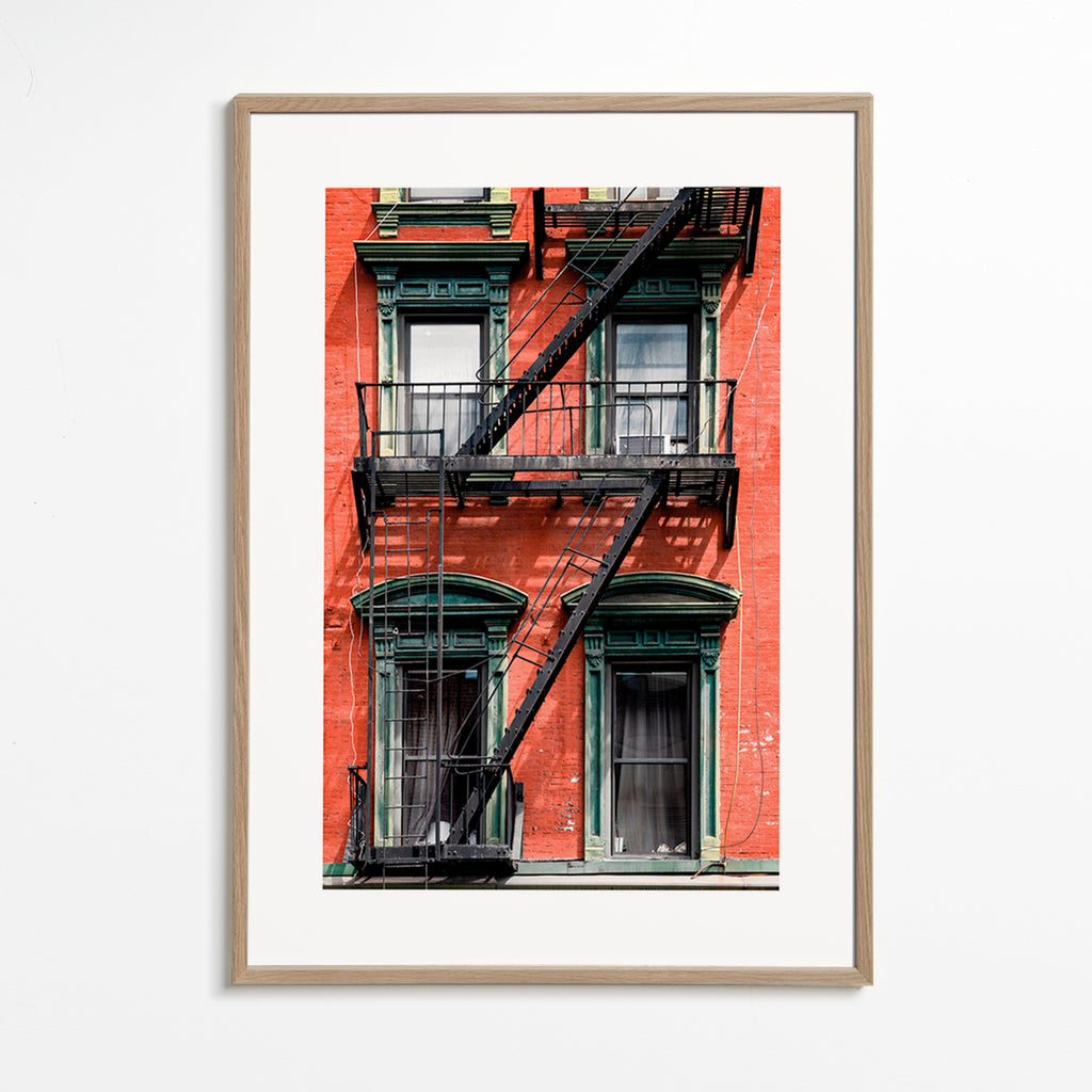 Byplakat: NY-facade med nødtrappe – Oak Frame