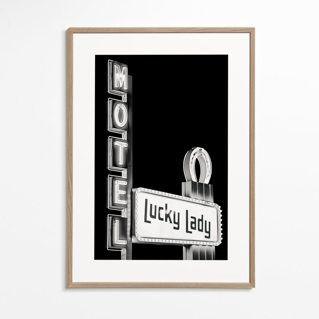 Fotografi Motel Lucky Lady-neonskilt – Oak Frame