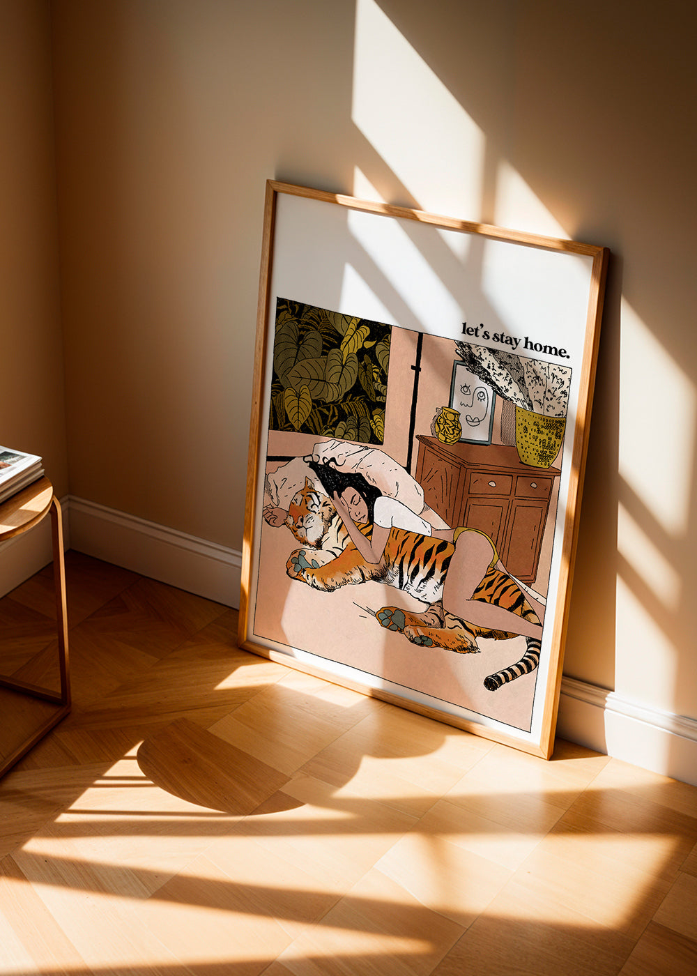 Illustration: kvinde omfavner tiger derhjemme